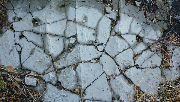 Трещины на бетонной плите